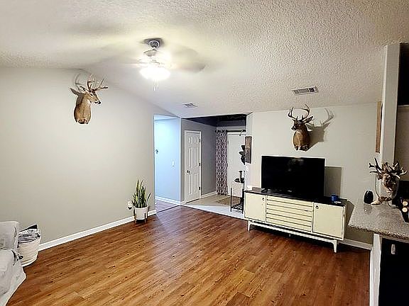 2nd image of 1289 Meadow Ln SE