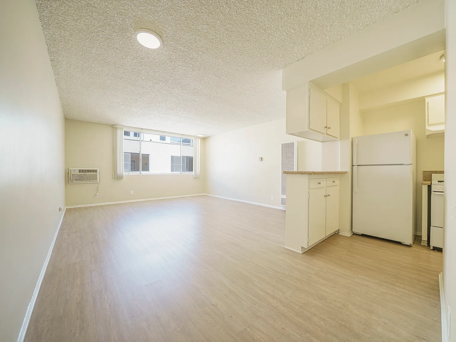 Harvard Apartments — Photo 4