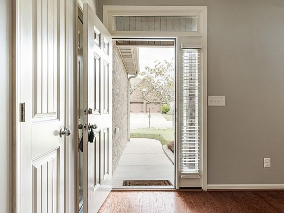 3rd image of 375 Glen Cross Way
