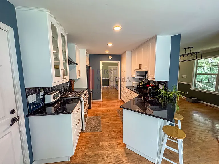 202 Blackthorn Ln — Photo 9