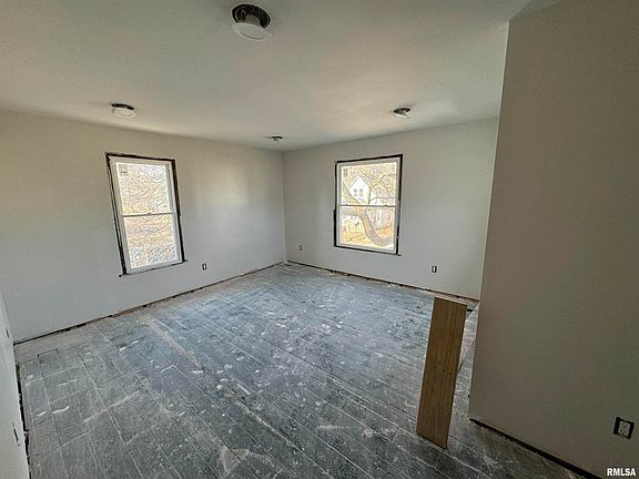 3rd image of 402 E Maywood Ave