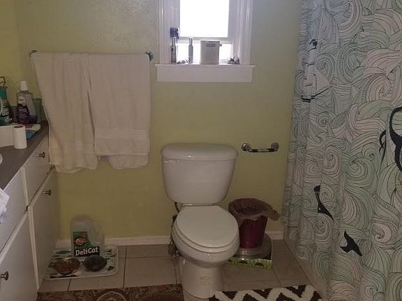 2nd image of 904 SE Date Ave