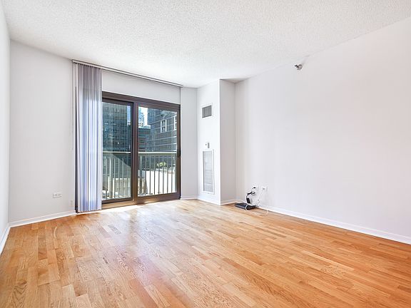 3rd image of 400 N La Salle Dr APT 906