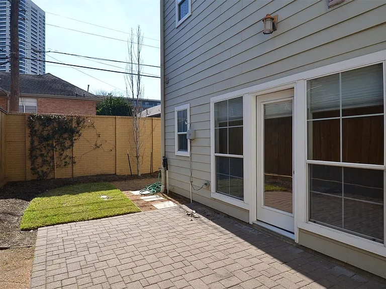 1818 Binz St #E — Photo 38