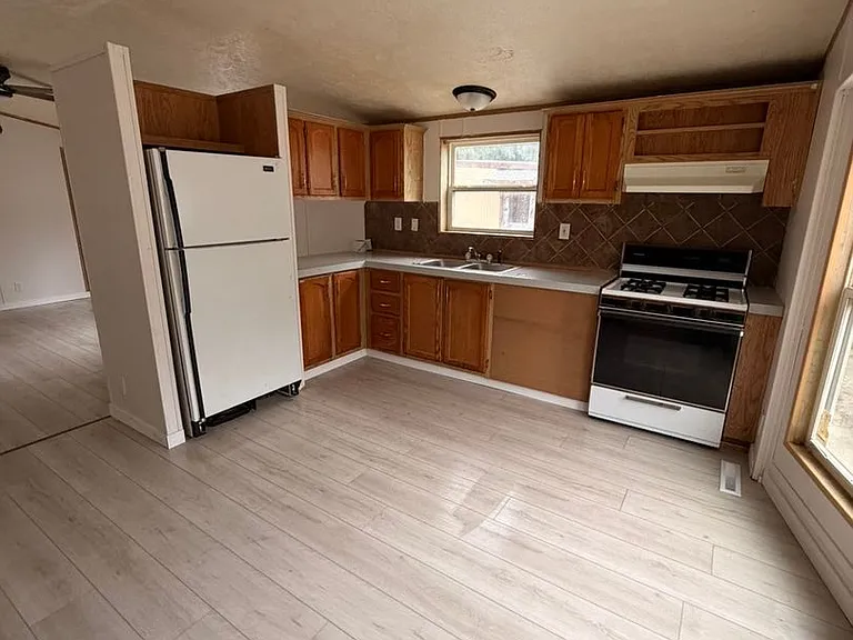310 S 3rd St — Photo 2