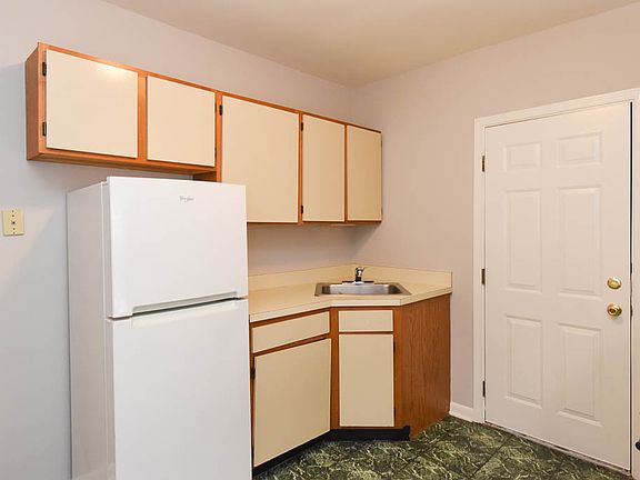 3rd image of 5744 N Winthrop Ave APT 205