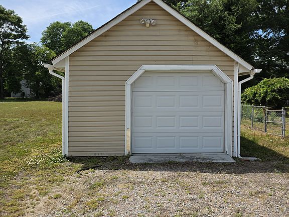 3rd image of 4012 Lee Blvd
