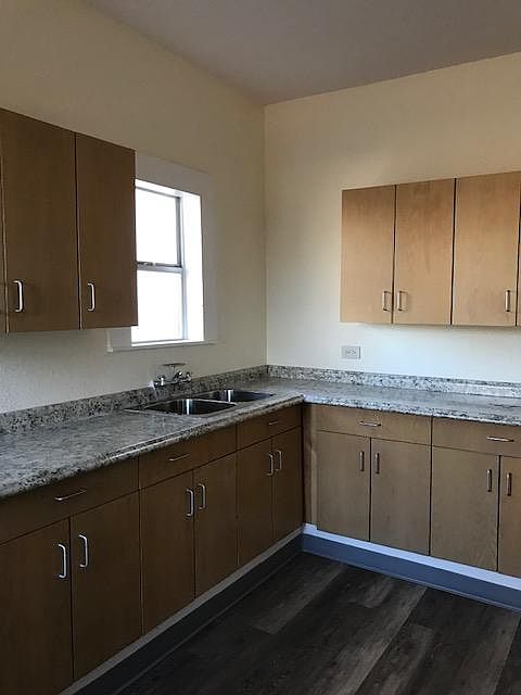1st image of 521 E Dewey Pl