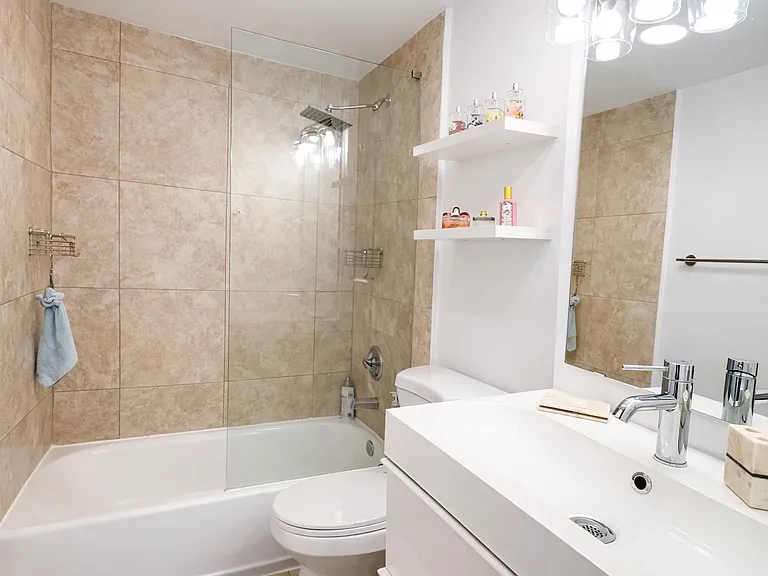 7501 E Treasure Dr #7 — Photo 6