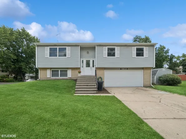 30W145 Country Lakes Dr, Naperville, IL 60563