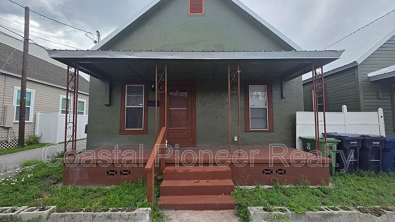 3 bed, 2.0 bath, 1050 sqft, $2,100 — Photo 3