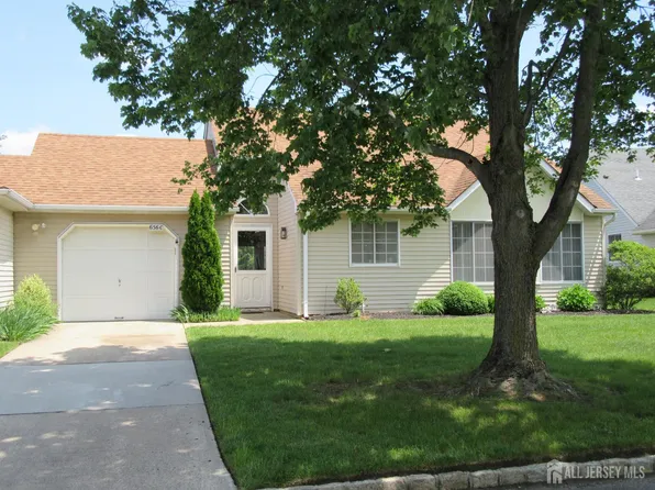 656 Nutley Dr #C, Monroe Township, NJ 08831