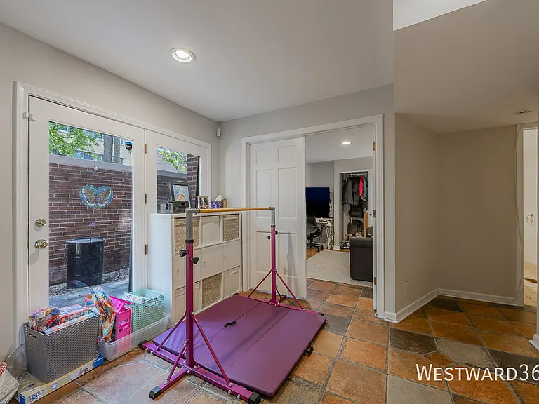 2336 N Lakewood Ave — Photo 20