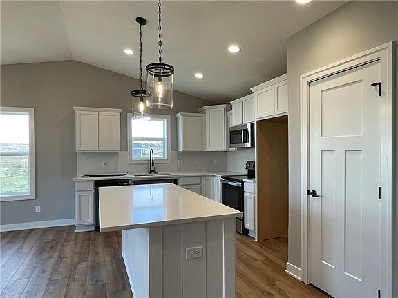 5th image of 539 Creekview Ave