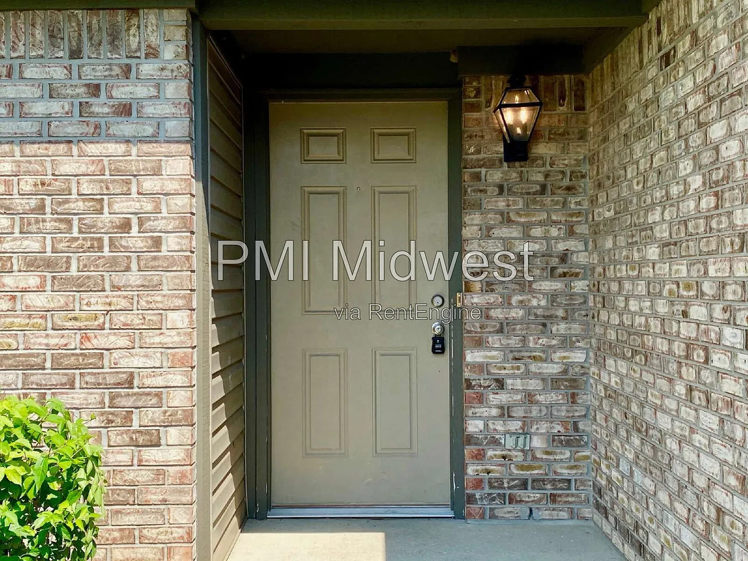 3 bed, 2.0 bath, 1224 sqft, $1,799 — Photo 3