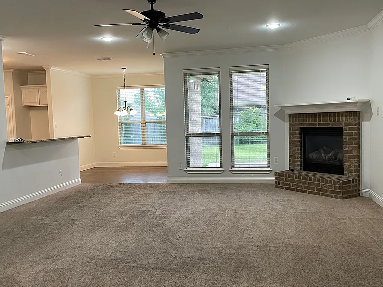 660 Spencer Ln — Photo 3