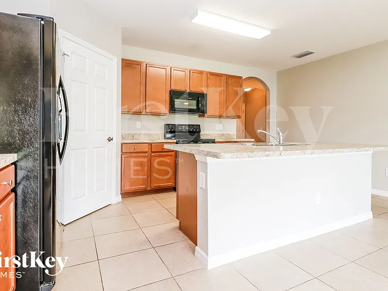 710 SW 12th St — Photo 7