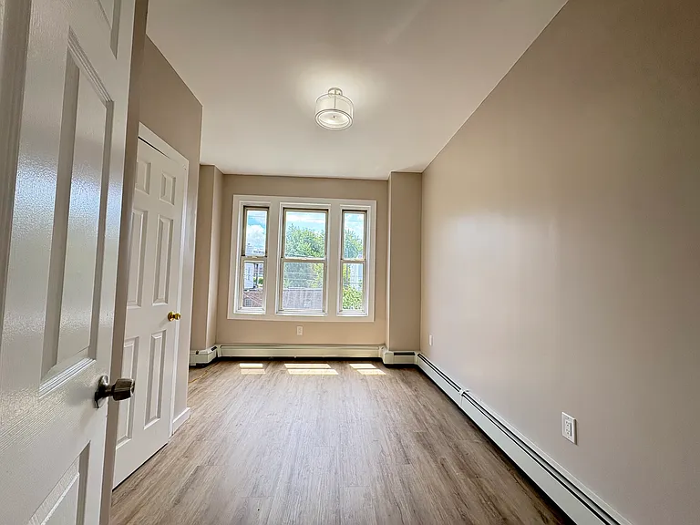 8 Sheffield St #2L — Photo 2