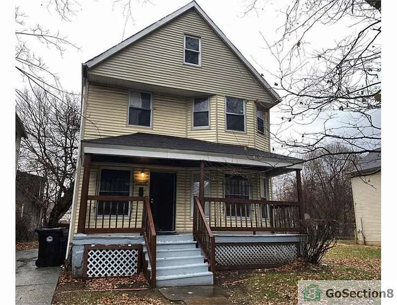 10617 Hathaway Ave photo 1