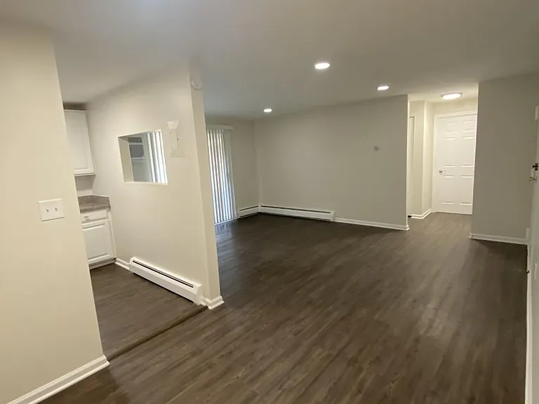 Fernwood Apartments — Photo 13