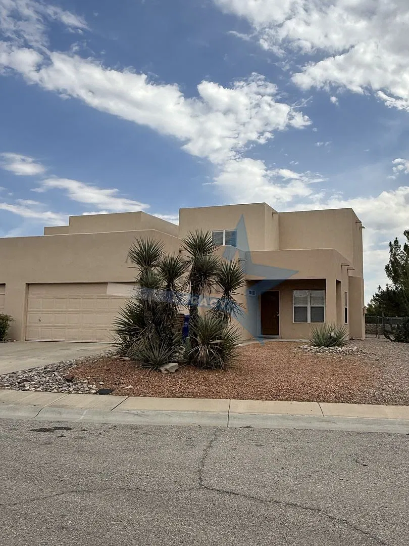 Cute 3 Bedroom Townhouse - Close to Everything! — Photo 1