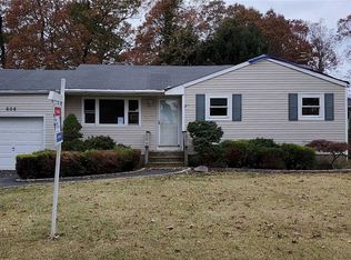 608 Thorn St, North Babylon, NY 11703