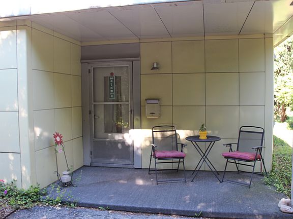 5th image of 2545 Lake Ave