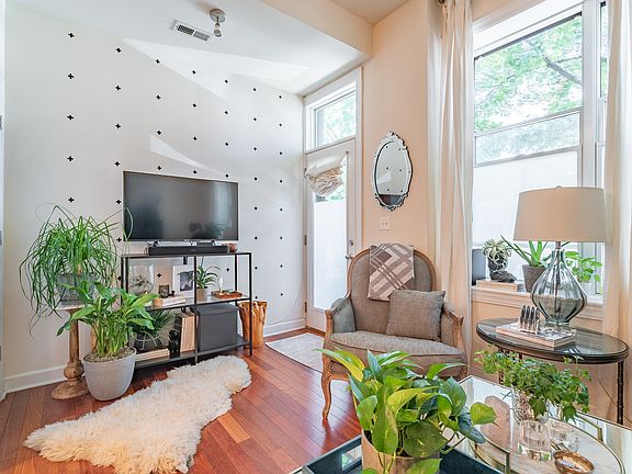 3rd image of 918 N Winchester Ave APT 2
