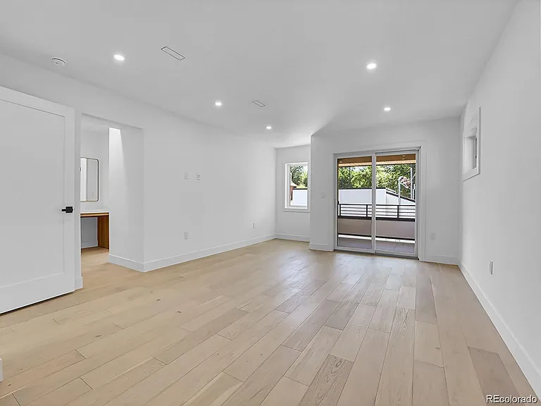 300 S Franklin St — Photo 22
