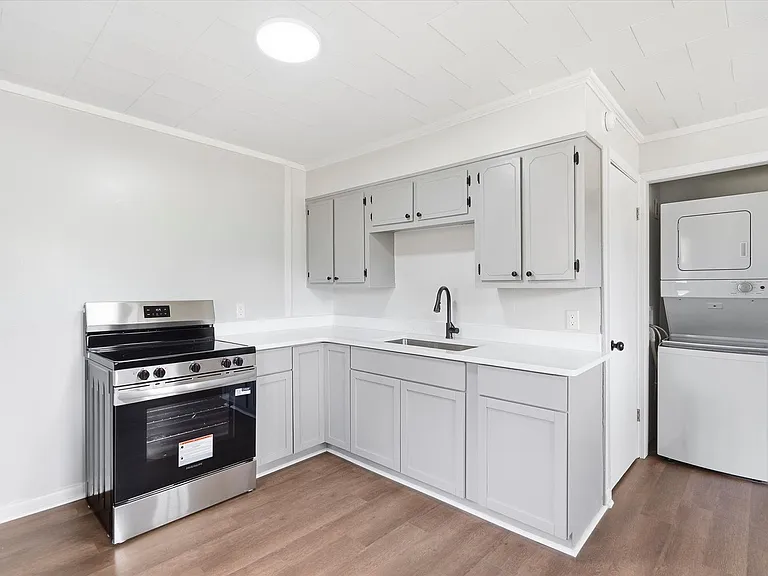 924 W Huntington Ave — Photo 11