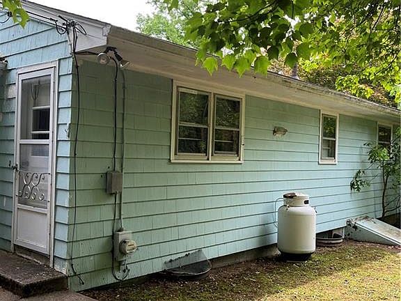 5th image of 1369 Hope Rd