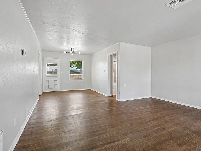 1603 Carlisle Ct — Photo 11
