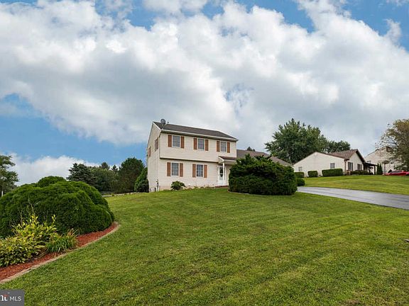 3rd image of 10 Linda Ln