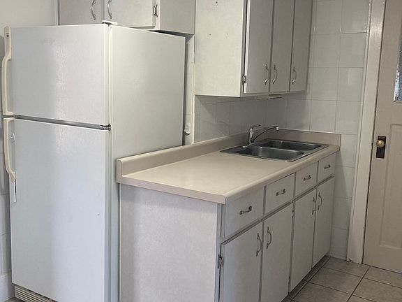 2nd image of 1096 Marion Ave #1096