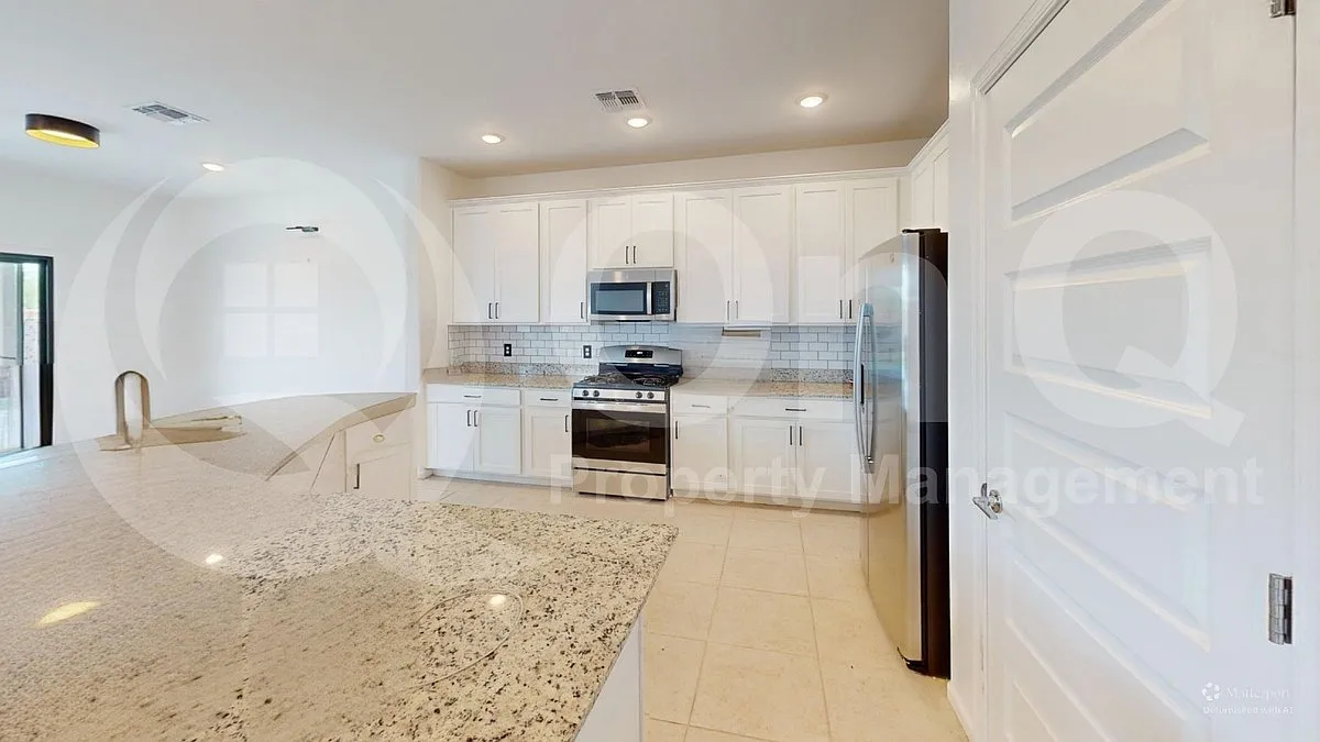 4 bed, 2.5 bath, 2391 sqft, $2,445 — Photo 4