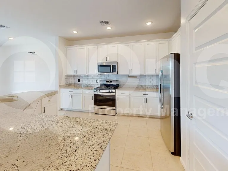 7609 S Camino Alma Vieja — Photo 4