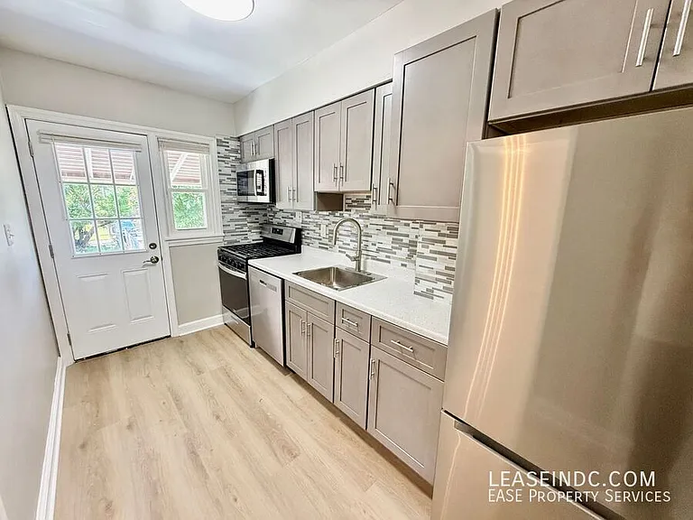 733 Crittenden St NE — Photo 8