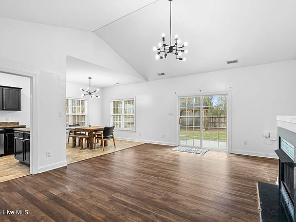 5th image of 321 Holly Grove Court W