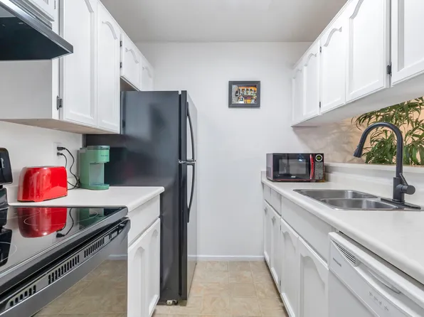 2239 152nd St #211, Surrey, BC V4A 4P1