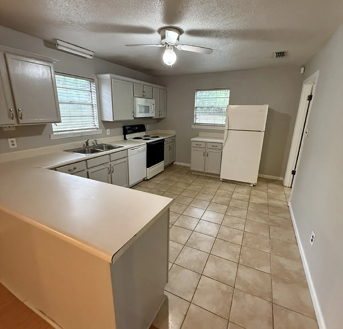 4 bed, 2.0 bath, 1764 sqft, $1,925 — Photo 3