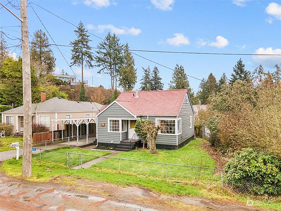 3rd image of 839 S Summit Avenue