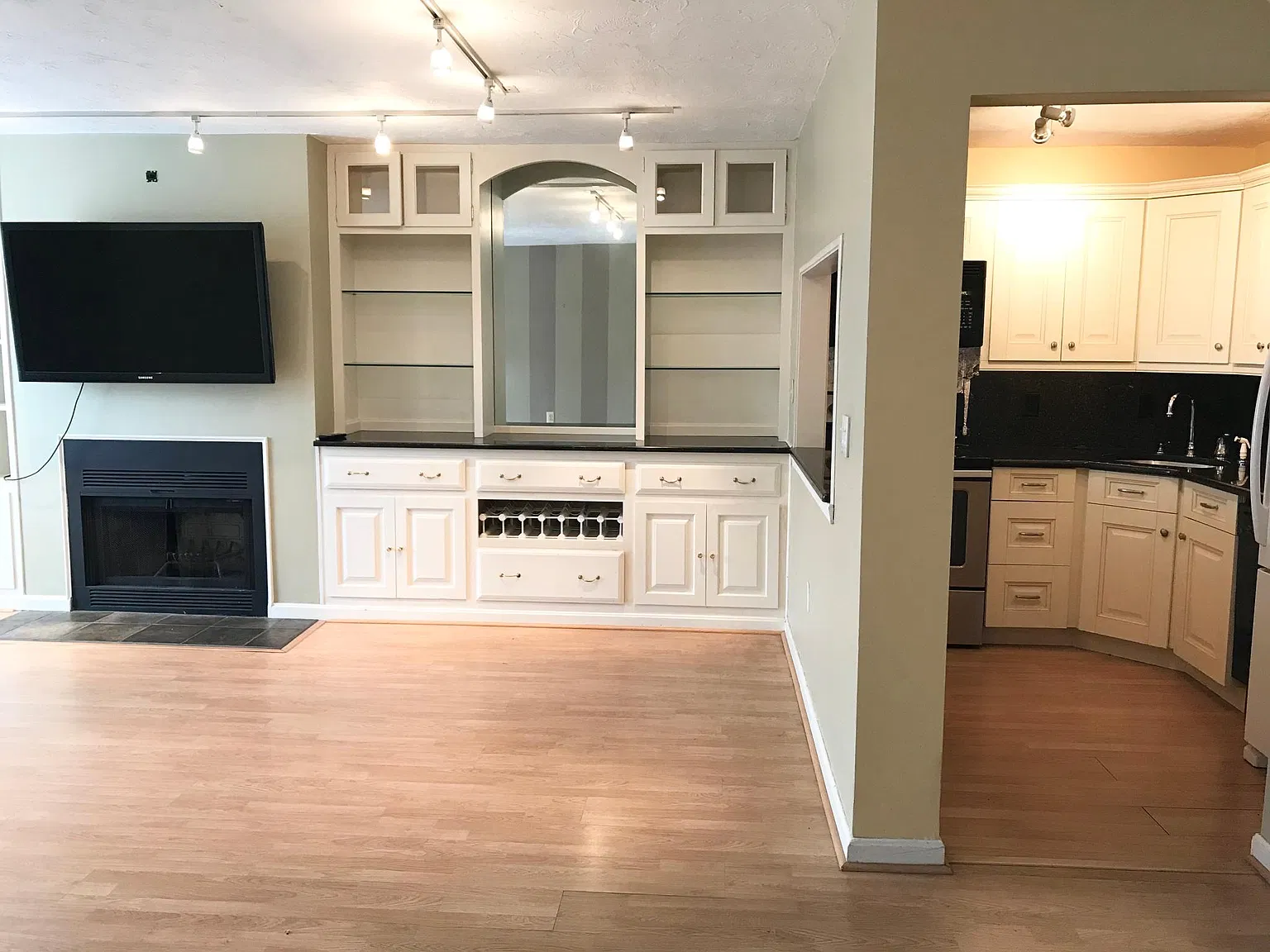 164 Quincy Shore Dr — Photo 3