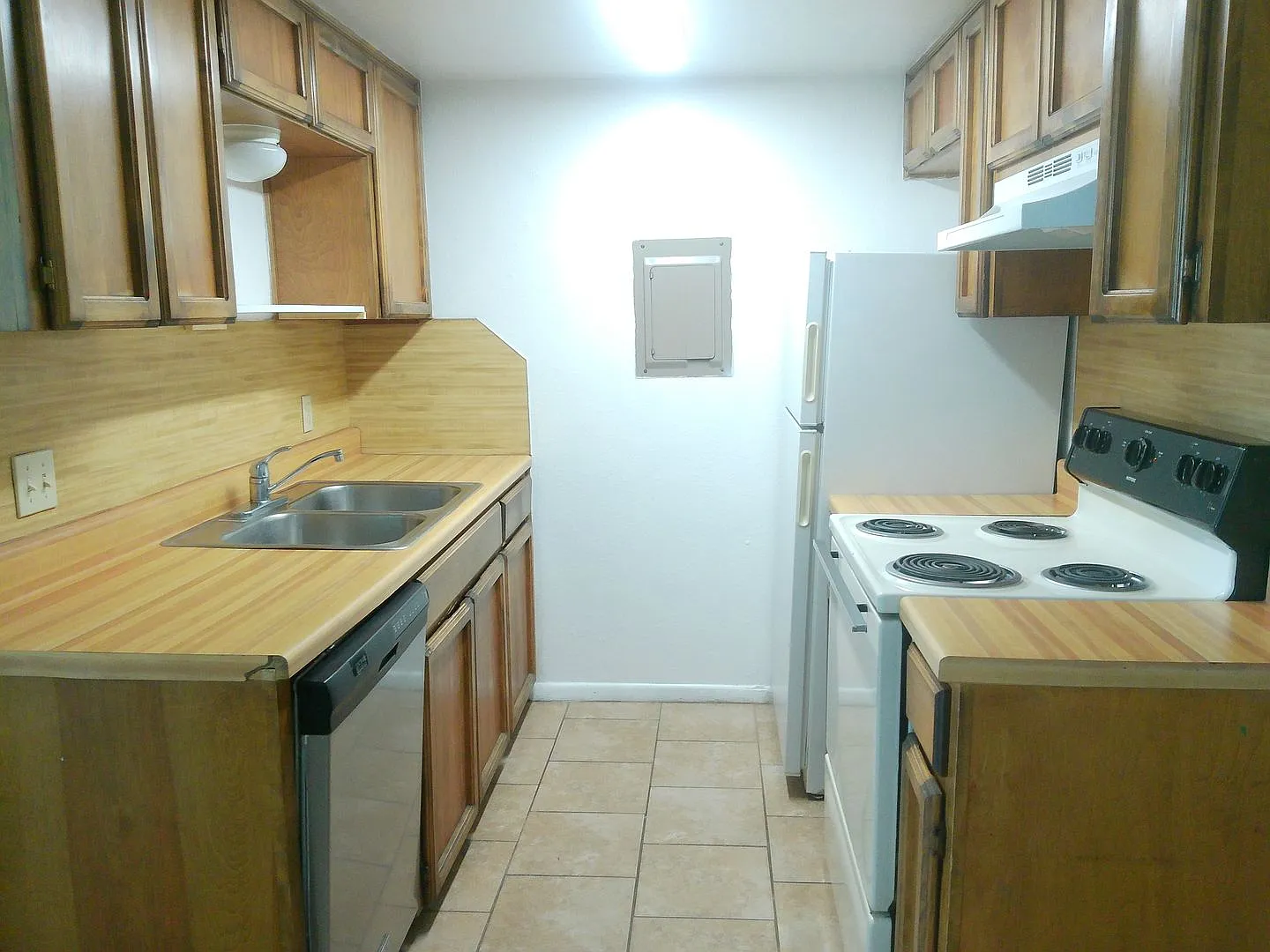 5725 Crestmore - 2/Bed 2/Bath - $1000/month — Photo 4