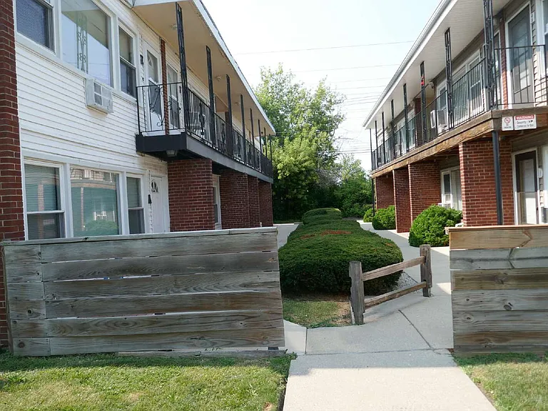 748 E 5th Ct — Photo 2