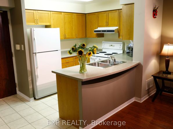 51 Baffin Ct #306, Richmond Hill, ON L4B 4P6