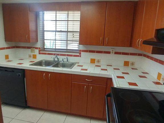 5th image of 2711 NE 49th St APT 4
