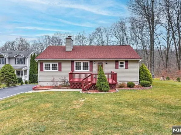 39 Hickory Ave, West Milford, NJ 07480