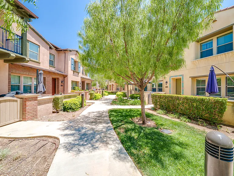 2533 Almeria Ln — Photo 29