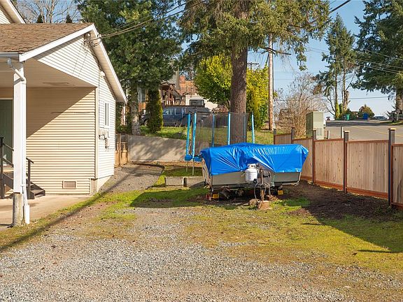 4th image of 2328 Whitney Rd