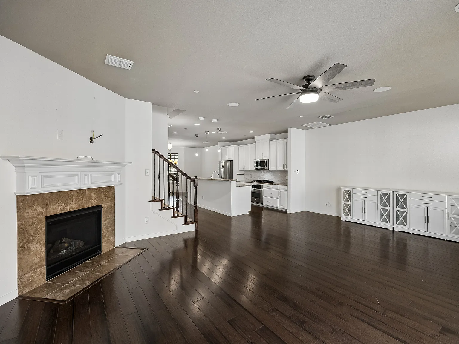 4 bed, 3.5 bath, 2509 sqft, $3,000 — Photo 1